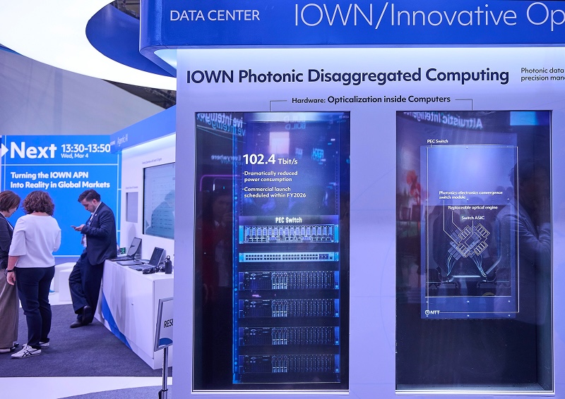 MWC26 NTT의 아이온(IOWN) 부스에서 Photonic Disaggregated Computing 데이터센터 기술과 장비를 소개하는 전시 모습