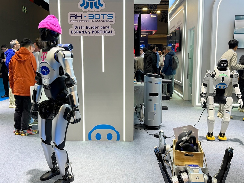 MWC26 전시장에서 애지봇의 휴머노이드 로봇이 전시된 모습으로, 관람객들이 로봇 시연을 살펴보고 있는 부스 현장 모습