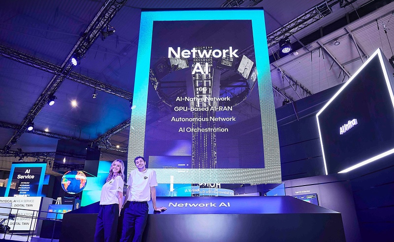 MWC26 SK텔레콤 부스에서 ‘Network AI’ 전시 구조물 앞에 서 있는 관계자 모습으로 네트워크 AI 기술을 소개하는 전시 공간
