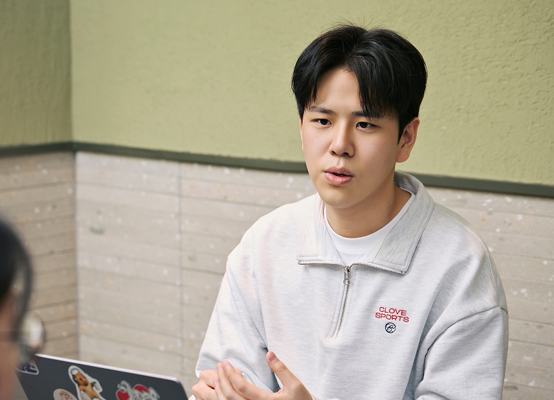 이재협 님이 앉아 있는 상태로 이야기 하고 있는 모습