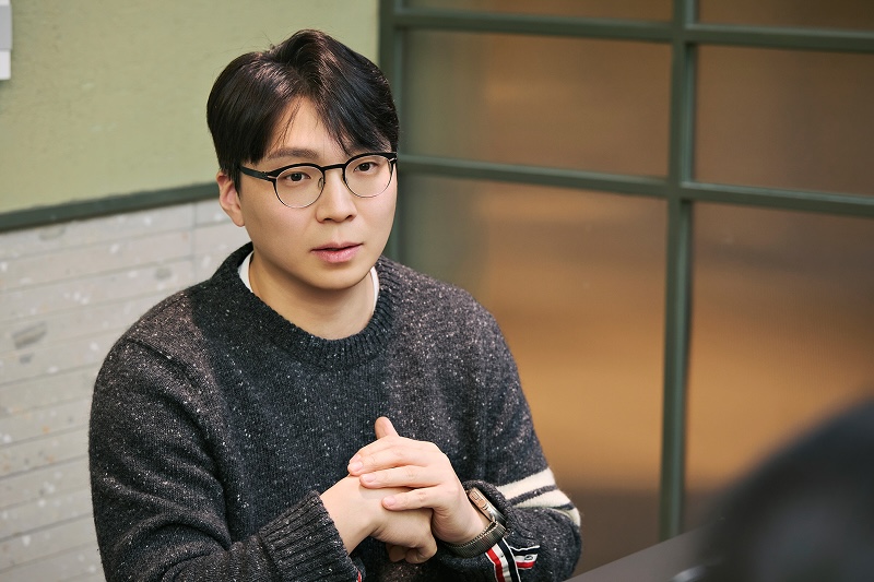 최지만 님이 자리에 앉아 두 손을 모으고 이야기 하는 모습