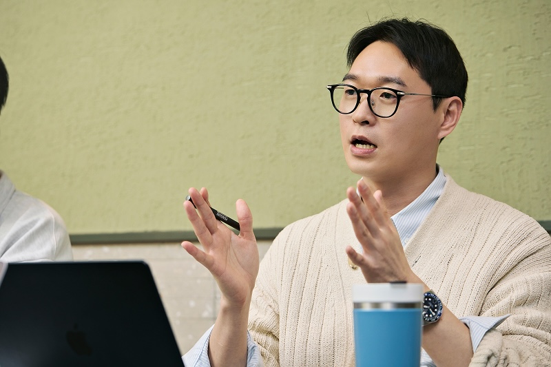 양상훈 님이 두 손을 펼치며 이야기 하고 있는 모습