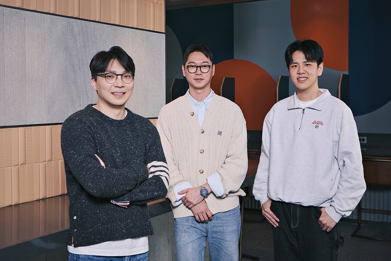 실내 공간에서 최지만, 양상훈, 이재협 님이 나란히 서서 카메라를 향해 포즈를 취하고 있는 단체 인터뷰 촬영 모습